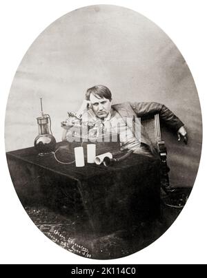 Der amerikanische Vater der Erfindung, Thomas Edison, der seiner neuesten Erfindung, dem Wachszylinder, 1888, lauscht. Stockfoto