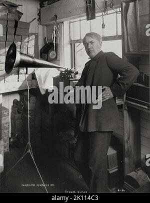 Thomas Edison mit Plattenspieler im Labor. 1906 Stockfoto