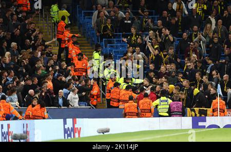 Manchester, Großbritannien. 14. September 2022. Rivalisierende Fans verhöhnen sich beim Spiel der UEFA Champions League im Etihad Stadium, Manchester. Bildnachweis sollte lauten: Darren Staples/Sportimage Credit: Sportimage/Alamy Live News Stockfoto