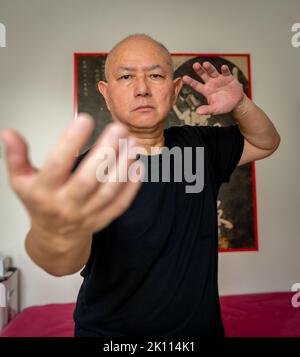 Ein älterer Mann, der in der Halle die Kampfkunst übt. Stockfoto