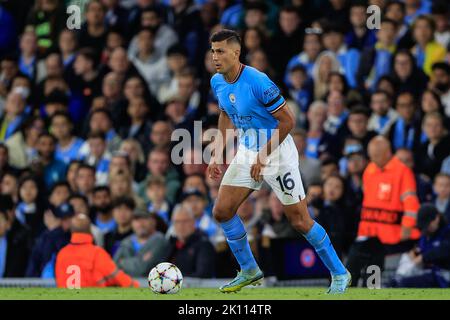 Manchester, Großbritannien. 14. September 2022. Rodri #16 von Manchester City mit dem Ball während des UEFA Champions League-Spiels Manchester City gegen Borussia Dortmund im Etihad Stadium, Manchester, Großbritannien, 14.. September 2022 (Foto von Conor Molloy/News Images) Credit: News Images LTD/Alamy Live News Stockfoto