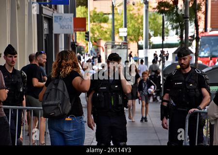 Polizeibeamte kontrollieren den Zugang zum Place de la Joliette, der deutschen Unterstützern in Frankfurt vorbehalten ist. Im Rahmen des Champions-League-Fußballspiels Olympique de Marseille (OM) gegen Eintracht Frankfurt machten sich viele deutsche Fans aus Frankfurt auf den Weg nach Marseille, wo sie zunächst am Place de la Joliette geparkt wurden, bevor sie mit dem Bus zum Orange-Velodrome-Stadion gefahren wurden. Am Ende des Spiels verlor Olympique de Marseille (OM) 0-1 gegen Eintracht Frankfurt. Stockfoto