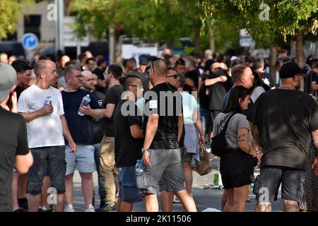 Deutsche Anhänger in Frankfurt werden auf dem Place de la Joliette geparkt gesehen. Im Rahmen des Champions-League-Fußballspiels Olympique de Marseille (OM) gegen Eintracht Frankfurt machten sich viele deutsche Fans aus Frankfurt auf den Weg nach Marseille, wo sie zunächst am Place de la Joliette geparkt wurden, bevor sie mit dem Bus zum Orange-Velodrome-Stadion gefahren wurden. Am Ende des Spiels verlor Olympique de Marseille (OM) 0-1 gegen Eintracht Frankfurt. Stockfoto