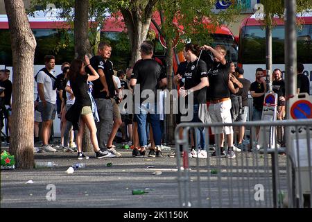 Deutsche Anhänger in Frankfurt werden auf dem Place de la Joliette geparkt gesehen. Im Rahmen des Champions-League-Fußballspiels Olympique de Marseille (OM) gegen Eintracht Frankfurt machten sich viele deutsche Fans aus Frankfurt auf den Weg nach Marseille, wo sie zunächst am Place de la Joliette geparkt wurden, bevor sie mit dem Bus zum Orange-Velodrome-Stadion gefahren wurden. Am Ende des Spiels verlor Olympique de Marseille (OM) 0-1 gegen Eintracht Frankfurt. Stockfoto