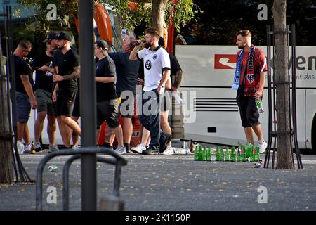 Deutsche Anhänger in Frankfurt werden auf dem Place de la Joliette geparkt gesehen. Im Rahmen des Champions-League-Fußballspiels Olympique de Marseille (OM) gegen Eintracht Frankfurt machten sich viele deutsche Fans aus Frankfurt auf den Weg nach Marseille, wo sie zunächst am Place de la Joliette geparkt wurden, bevor sie mit dem Bus zum Orange-Velodrome-Stadion gefahren wurden. Am Ende des Spiels verlor Olympique de Marseille (OM) 0-1 gegen Eintracht Frankfurt. Stockfoto