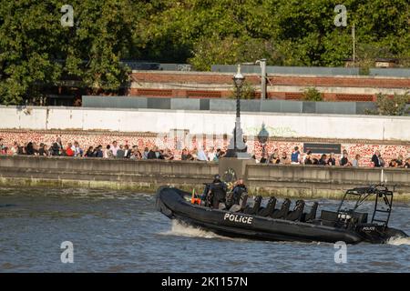 London, Großbritannien. 14. September 2022. Leute, die auf der Lambeth-Brücke Schlange stehen, um den Sarg von HM the Queen Zu Sehen.Ein Polizei-RIB (starres, aufblasbares Boot) auf der Themse mit Schlange im Hintergrund. Quelle: Ian Davidson/Alamy Live News Stockfoto