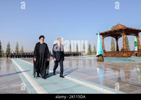 Samarkand, Samarkand, Usbekistan. 14. September 2022. Der Präsident der Republik Usbekistan SHAVKAT MIRZIYOYEV und der Präsident der Islamischen Republik Iran EBRAHIM RAISI nahmen an einer Begrüßungszeremonie im Samarkand Congress Center vor dem Gipfel der Shanghai Cooperation Organization (SCO) in Samarkand, Usbekistan, am 14. September 2022 Teil. Kredit: ZUMA Press, Inc./Alamy Live Nachrichten Stockfoto