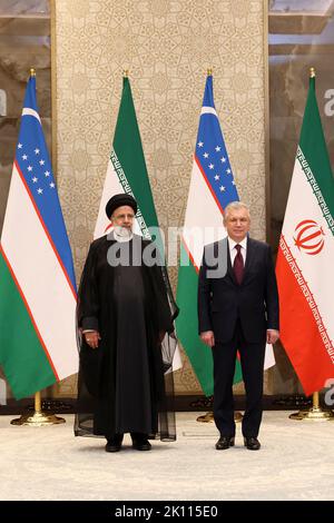 Samarkand, Samarkand, Usbekistan. 14. September 2022. Der Präsident der Republik Usbekistan SHAVKAT MIRZIYOYEV und der Präsident der Islamischen Republik Iran EBRAHIM RAISI nahmen an einer Begrüßungszeremonie im Samarkand Congress Center vor dem Gipfel der Shanghai Cooperation Organization (SCO) in Samarkand, Usbekistan, am 14. September 2022 Teil. Kredit: ZUMA Press, Inc./Alamy Live Nachrichten Stockfoto