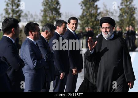 Samarkand, Samarkand, Usbekistan. 14. September 2022. Der Präsident der Republik Usbekistan SHAVKAT MIRZIYOYEV und der Präsident der Islamischen Republik Iran EBRAHIM RAISI nahmen an einer Begrüßungszeremonie im Samarkand Congress Center vor dem Gipfel der Shanghai Cooperation Organization (SCO) in Samarkand, Usbekistan, am 14. September 2022 Teil. Kredit: ZUMA Press, Inc./Alamy Live Nachrichten Stockfoto