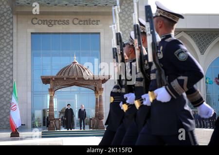 Samarkand, Samarkand, Usbekistan. 14. September 2022. Der Präsident der Republik Usbekistan SHAVKAT MIRZIYOYEV und der Präsident der Islamischen Republik Iran EBRAHIM RAISI nahmen an einer Begrüßungszeremonie im Samarkand Congress Center vor dem Gipfel der Shanghai Cooperation Organization (SCO) in Samarkand, Usbekistan, am 14. September 2022 Teil. Kredit: ZUMA Press, Inc./Alamy Live Nachrichten Stockfoto