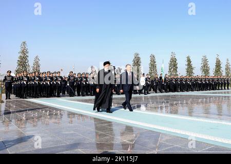 Samarkand, Samarkand, Usbekistan. 14. September 2022. Der Präsident der Republik Usbekistan SHAVKAT MIRZIYOYEV und der Präsident der Islamischen Republik Iran EBRAHIM RAISI nahmen an einer Begrüßungszeremonie im Samarkand Congress Center vor dem Gipfel der Shanghai Cooperation Organization (SCO) in Samarkand, Usbekistan, am 14. September 2022 Teil. Kredit: ZUMA Press, Inc./Alamy Live Nachrichten Stockfoto