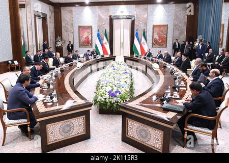 Samarkand, Samarkand, Usbekistan. 14. September 2022. Der iranische Präsident EBRAHIM RAISI und der Präsident von Usbekistan, SHAVKAT MIRZIYOYEV, halten am 14. September 2022 in Taschkent, Usbekistan, ein Treffen zwischen den Delegationen ab. Samarkand ist Gastgeber der SCO, die vom 15-16. Bis 21. September in Shanghai gegründet wurde 2001 und sich aus China, Indien, Kasachstan, Kirgisistan, Russland, Pakistan, Tadschikistan, Usbekistan und vier Observer-Staaten, die daran interessiert sind, der Vollmitgliedschaft zu beitreten - Afghanistan, Belarus, Iran und die Mongolei. Kredit: ZUMA Press, Inc./Alamy Live Nachrichten Stockfoto