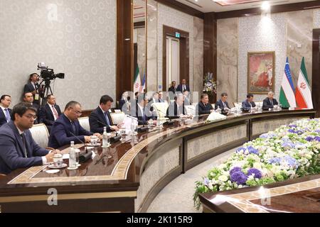 Samarkand, Samarkand, Usbekistan. 14. September 2022. Der iranische Präsident EBRAHIM RAISI und der Präsident von Usbekistan, SHAVKAT MIRZIYOYEV, halten am 14. September 2022 in Taschkent, Usbekistan, ein Treffen zwischen den Delegationen ab. Samarkand ist Gastgeber der SCO, die vom 15-16. Bis 21. September in Shanghai gegründet wurde 2001 und sich aus China, Indien, Kasachstan, Kirgisistan, Russland, Pakistan, Tadschikistan, Usbekistan und vier Observer-Staaten, die daran interessiert sind, der Vollmitgliedschaft zu beitreten - Afghanistan, Belarus, Iran und die Mongolei. Kredit: ZUMA Press, Inc./Alamy Live Nachrichten Stockfoto