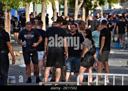 Deutsche Anhänger in Frankfurt werden auf dem Place de la Joliette geparkt gesehen. Im Rahmen des Champions-League-Fußballspiels Olympique de Marseille (OM) gegen Eintracht Frankfurt machten sich viele deutsche Fans aus Frankfurt auf den Weg nach Marseille, wo sie zunächst am Place de la Joliette geparkt wurden, bevor sie mit dem Bus zum Orange-Velodrome-Stadion gefahren wurden. Am Ende des Spiels verlor Olympique de Marseille (OM) 0-1 gegen Eintracht Frankfurt. (Foto von Gerard Bottino / SOPA Images/Sipa USA) Stockfoto