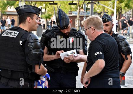 Polizeibeamte kontrollieren den Zugang zum Place de la Joliette, der deutschen Unterstützern in Frankfurt vorbehalten ist. Im Rahmen des Champions-League-Fußballspiels Olympique de Marseille (OM) gegen Eintracht Frankfurt machten sich viele deutsche Fans aus Frankfurt auf den Weg nach Marseille, wo sie zunächst am Place de la Joliette geparkt wurden, bevor sie mit dem Bus zum Orange-Velodrome-Stadion gefahren wurden. Am Ende des Spiels verlor Olympique de Marseille (OM) 0-1 gegen Eintracht Frankfurt. (Foto von Gerard Bottino / SOPA Images/Sipa USA) Stockfoto