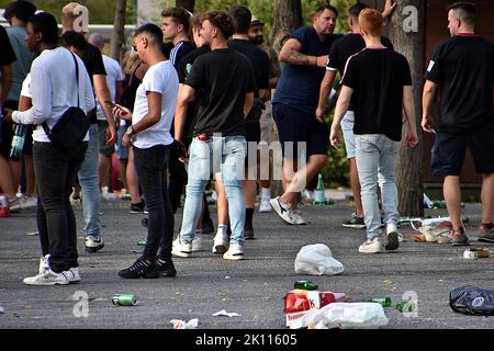 Deutsche Anhänger in Frankfurt werden auf dem Place de la Joliette geparkt gesehen. Im Rahmen des Champions-League-Fußballspiels Olympique de Marseille (OM) gegen Eintracht Frankfurt machten sich viele deutsche Fans aus Frankfurt auf den Weg nach Marseille, wo sie zunächst am Place de la Joliette geparkt wurden, bevor sie mit dem Bus zum Orange-Velodrome-Stadion gefahren wurden. Am Ende des Spiels verlor Olympique de Marseille (OM) 0-1 gegen Eintracht Frankfurt. (Foto von Gerard Bottino / SOPA Images/Sipa USA) Stockfoto