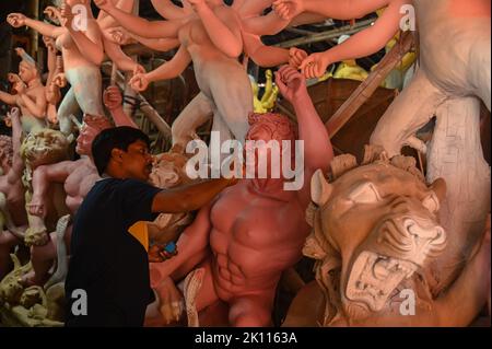 14. September 2022, Neu-Delhi, Neu-Delhi, Indien: Ein Künstler gibt einem religiösen Idol letzten Schliff in einem Workshop im Vorfeld des Festivals „Durga Puja“. (Bild: © Kabir Jhangiani/Pacific Press via ZUMA Press Wire) Stockfoto