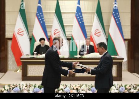 Samarkand, Samarkand, Usbekistan. 14. September 2022. Der iranische Präsident EBRAHIM RAISI und der usbekische Präsident SHAVKAT MIRZIYOYEV unterzeichnen Abkommen über Energie, Transitverkehr, Industrie, Landwirtschaft, Kultur, Und Sport in Taschkent, Usbekistan, am 14. September 2022. Samarkand ist Gastgeber der SCO, die vom 15-16. Bis 21. September in Shanghai gegründet wurde 2001 und sich aus China, Indien, Kasachstan, Kirgisistan, Russland, Pakistan, Tadschikistan, Usbekistan und vier Observer-Staaten, die daran interessiert sind, der Vollmitgliedschaft zu beitreten - Afghanistan, Belarus, Iran und die Mongolei. Kredit: ZUMA Pre Stockfoto