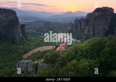 Wunderschöne Sonnenuntergangslandschaft mit erstaunlichen Klöstern von Meteora, Griechenland Stockfoto