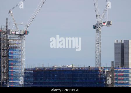 Turmkräne in Leeds zum Bau von „The Junction“-Wohnungen auf dem ehemaligen Monk Bridge-Gelände. Stockfoto