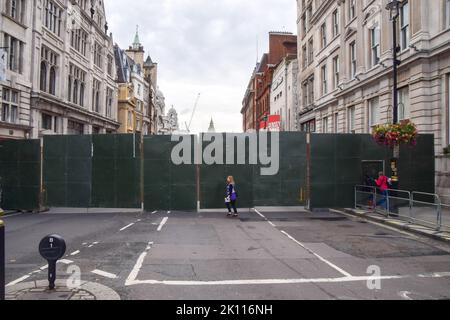 London, England, Großbritannien. 14. September 2022. Whitehall vor dem Zug der Königin im Staat blockiert. Die Königin wurde vom Buckingham Palace in die Westminster Hall im Palace of Westminster gebracht, wo sie bis zu ihrer Beerdigung am 19.. September bleiben wird. (Bild: © Vuk Valcic/ZUMA Press Wire) Bild: ZUMA Press, Inc./Alamy Live News Stockfoto