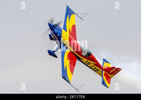 Bukarest, Rumänien, 4. Sep 2022: Airshow mit Flugzeugen, die Akrobatikflüge am blauen Himmel durchführen, Kunstflugteam von Hawks of Romania Stockfoto
