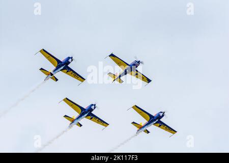Bukarest, Rumänien, 4. Sep 2022: Airshow mit Flugzeugen, die Akrobatikflüge am blauen Himmel durchführen, Kunstflugteam von Hawks of Romania Stockfoto