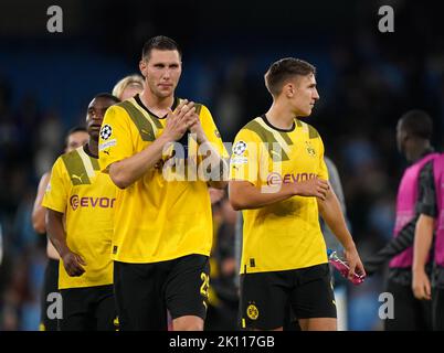 Niklas Sule von Borussia Dortmund begrüßt die Fans nach dem Spiel der UEFA Champions League Group G im Etihad Stadium in Manchester. Bilddatum: Mittwoch, 14. September 2022. Stockfoto