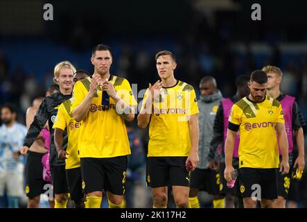 Niklas Sule von Borussia Dortmund begrüßt die Fans nach dem Spiel der UEFA Champions League Group G im Etihad Stadium in Manchester. Bilddatum: Mittwoch, 14. September 2022. Stockfoto