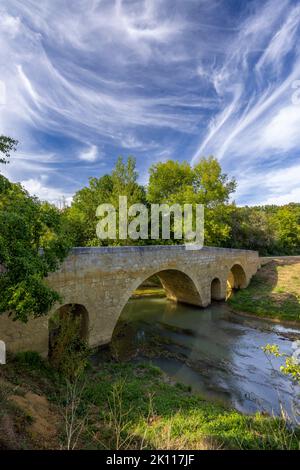 Romanische Brücke von Artigue und Fluss Osse in der Nähe von LarressSingle auf dem Weg nach Santiago de Compostela, UNESCO-Weltkulturerbe, Departement Gers, Frankreich Stockfoto