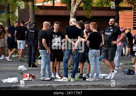 Marseille, Frankreich. 13. September 2022. Deutsche Anhänger in Frankfurt werden auf dem Place de la Joliette geparkt gesehen. Im Rahmen des Champions-League-Fußballspiels Olympique de Marseille (OM) gegen Eintracht Frankfurt machten sich viele deutsche Fans aus Frankfurt auf den Weg nach Marseille, wo sie zunächst am Place de la Joliette geparkt wurden, bevor sie mit dem Bus zum Orange-Velodrome-Stadion gefahren wurden. Am Ende des Spiels verlor Olympique de Marseille (OM) 0-1 gegen Eintracht Frankfurt. (Bild: © Gerard Bottino/SOPA Images via ZUMA Press Wire) Stockfoto