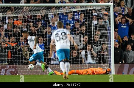 Napoli's Matteo Politano (links) feiert das erste Tor ihrer Mannschaft aus dem Strafpunkt am Rangers-Torwart Allan McGregor während des UEFA Champions League Group A-Spiels im Ibrox Stadium, Glasgow. Bilddatum: Mittwoch, 14. September 2022. Stockfoto