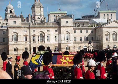 London, Großbritannien. 14. September 2022. Trauerzug mit einem Sarg von Königin Elisabeth II. Am Mittwoch, dem 14. September, wurden die Überreste von Königin Elizabeth II. Verlegt, und das britische Volk versammelte sich, um ihren Respekt zu zollen. (Bild: © Ximena Borrazas/SOPA Images via ZUMA Press Wire) Bild: ZUMA Press, Inc./Alamy Live News Stockfoto