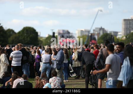 LONDON, ENGLAND - 14. SEPTEMBER: Trauernde beobachten am 14. September 2022 auf dem Hyde Park den Umzug für den liegenden Staat Queen Elizabeth II. Ben Booth | |. September 14,2022 Stockfoto