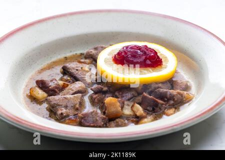 Wildgulasch mit Zitrone und Preiselbeeren Stockfoto