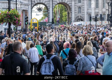 London, Großbritannien. 14. September 2022. Riesige Menschenmassen versammelten sich um den Trafalgar Square und die Umgebung in einem vergeblichen Versuch, die Prozession des Sarges von HM the Queen zu sehen.Quelle: Ian Davidson/Alamy Live News Stockfoto