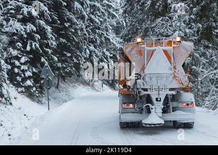 Wartung laut im Winter, LKW Reinigung Schnee von der Straße Stockfoto