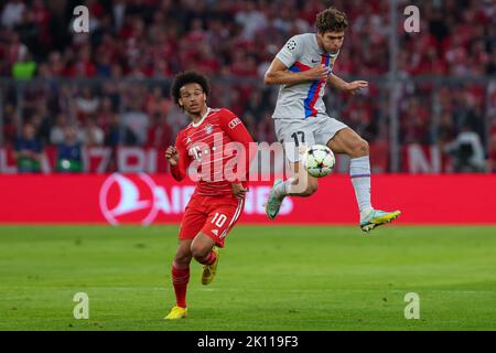 Marcos Alonso vom FC Barcelona im Einsatz mit Leroy Sane vom FC Bayern München während des UEFA Champions League-Spiels zwischen dem FC Bayern München und dem FC Barcelona in der Allianz Arena in München, Spanien. Stockfoto