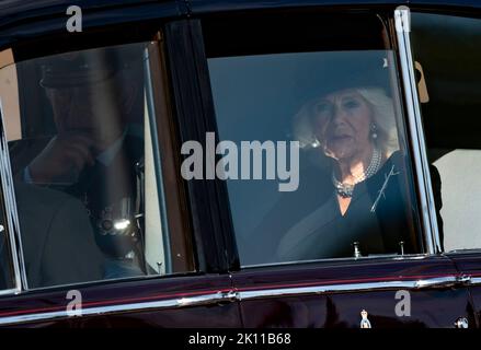 London, Großbritannien. 14. September 2022. 14.. September 2022. London, Großbritannien. König Charles III. Und Camilla, Queen Consort, kehren von der Westminster Hall zurück, wo der QueenÕs-Sarg mit der Gun Carriage vom Buckingham Palace zur Westminster Hall gebracht wurde, wo sie vier Tage vor ihrer Beerdigung im Staat liegen wird. Quelle: Doug Peters/Alamy Live News Stockfoto