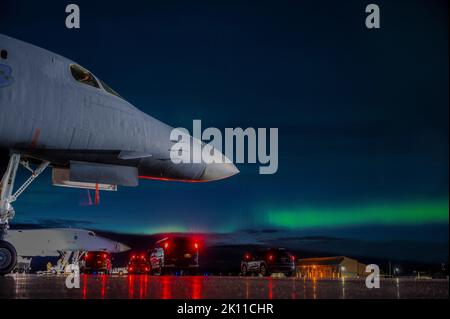 Ein B-1B Lancer, der dem Bombenflügel 7. auf der Dyess Air Force Base, Texas, zugewiesen wurde, sitzt während der Baked Alaskan Übung am 9. September 2022 auf der Fluglinie auf der AFB Eielson, Alaska. Während der gebackenen Alaskan-Übung stellten Dyess Airmen und Reservemissionspartner zwei B-1s von der Heimatstation zur Eielson AFB bereit. Dort testeten sie Fly-Away-Kommunikationskits, führten Routinewartung und Aufrüstungsnachladung durch und integrierten sie in eine Vielzahl von Flugzeugen der gemeinsamen Streitkräfte. (USA Luftwaffe Foto von Senior Airman Colin Hollowell) Stockfoto