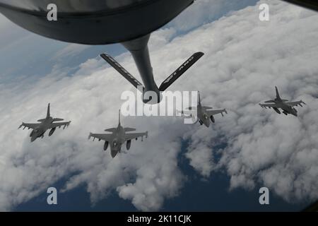 Eine Formation von F-16 Fighting Falcons, die dem 148. Fighter Wing, Minnesota Air National Guard, zugewiesen wurde, fliegt in Formation nach einer Luftbefüllungsmission in Zusammenarbeit mit einem Employer Support of the Guard and Reserve Boss Lift, 9. September 2022. Der Zweck eines Boss Lifts ist es, die Partnerschaft und Unterstützung zwischen zivilen Arbeitgebern und ihren Wachmitgliedern zu fördern. (USA Air National Guard Foto von A1C Tylin Rust) Stockfoto