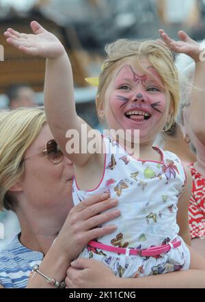 DIE 4-JÄHRIGE ELLA KERTON ENTDECKT IHREN VATER PO MARK KERTON, ALS HMS DIAMOND NACH PORTSMOUTH ZURÜCKKEHRTE, NACHDEM SIE DABEI GEHOLFEN HATTE, CHEMISCHE WAFFEN AUS SYRIEN ZU VERBANNEN.2014 PIC MIKE WALKER, MIKE WALKER BILDER Stockfoto