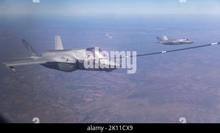 U.S. Marine Corps F-35B Lightning II-Flugzeuge mit Marine Aircraft Group 12 führen während des Trainings Luftbetankung durch Pitch Black 22 in der Nähe der Royal Australian Air Force Base Tindal, Australien, 25. August 2022. Exercise Pitch Black ist die größte und komplexeste Übung der Royal Australian Air Force zur Beschäftigung großer Streitkräfte. Pitch Black 2022 wird vom 19. August bis zum 8. September 2022 in den RAAF-Stützpunkten Darwin, Tindal und Amberley durchgeführt. In diesem Jahr werden bis zu 2500 Mitarbeiter und rund 100 Flugzeuge aus 17 teilnehmenden Nationen aus der ganzen Welt in die Übung aufgenommen. Aktivitäten wie Übungsfeld Bla Stockfoto