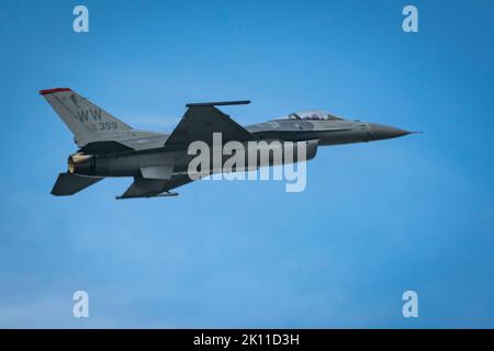 Maj. Der US-Luftwaffe Josiah 'Sirius' Gaffney, Pilot des PACAF F F-16 Demonstrationsteams, winkt den Teilnehmern zu, während eine Luftdemonstration während des Misawa Air Fest auf der Misawa Air Base, Japan, 11. September 2022, durchgeführt wurde. Die Flugshow gab den Mitgliedern der Gemeinde die Gelegenheit, verschiedene Flugzeuge zu sehen, Militärpersonal zu treffen und Boden- und Luftdemonstrationen zu beobachten, die die Macht der gemeinsamen und bilateralen Kräfte einschließt. Zu den diesjährigen Luftdemonstrationen gehörten die Japan Ground Self-Defense Force und die Japan Air Self-Defense Force F-35A Lightning II, Mitsubishi F-2, ein CH-47J und UH-60 Hubschrauber Stockfoto