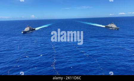 220910-N-N3764-1005 Karibisches Meer - (Sept 10, 2022) - die Freiheitsvariante Littoral Combat Ships USS Wichita (LCS 13) und USS Billings (LCS 15) nehmen an einer Fotoübung in der Karibik Teil, 10. September 2022. Wichita und Billings werden in den Einsatzbereich der US-Flotte für 4. eingesetzt, um die Mission der Joint Interagency Task Force South zu unterstützen, die auch Missionen zur Bekämpfung des illegalen Drogenhandels in der Karibik und im Ostpazifik umfasst. (USA Navy Foto von Mineman 2. Class Justin Hovarter/veröffentlicht) Stockfoto