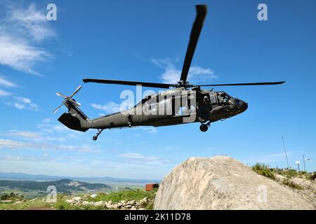 Das 5-17 Air Cavalry Squadron führte seine erste Sprudelfahrt durch, seit das Gerät im Mai vom 1. Bis 2. September 2022 aktiviert wurde. Ein UH-60L Blackhawk Hubschrauber landet auf dem Gipfel eines Hügels, der in Camp Humphreys liegt, um Kandidaten nach ihrem 1 Meile Gipfel den Hügel hinauf zu holen. Stockfoto