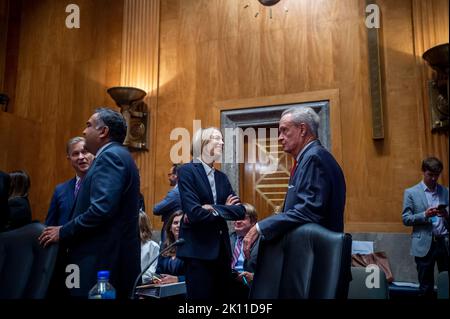 Washington, Vereinigte Staaten. 14. September 2022. Vanessa Pappas, Chief Operate Officer, TikTok, spricht mit dem ehemaligen Senator der Vereinigten Staaten, John Breaux (Demokrat von Louisiana), als sie zu einer Anhörung des Senatsausschusses für innere Sicherheit und Regierungsangelegenheiten kommt, um die Auswirkungen der sozialen Medien auf die innere Sicherheit zu untersuchen, im Dirksen Senate Office Building in Washington, DC, am Mittwoch, 14. September 2022. Kredit: Rod Lampey/CNP/dpa/Alamy Live Nachrichten Stockfoto