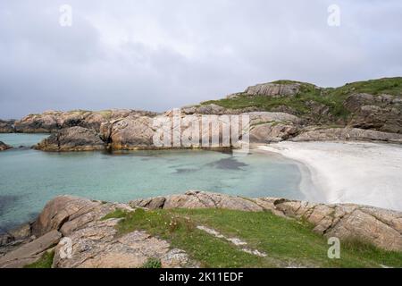 Wunderschöne Landschaften in Norwegen. Rogaland. Malerische Küste im Süden Norwegens, Europa. Felsige Skeries. Inseln im Hintergrund. Geriffeltes Meer. Bewölkt Stockfoto