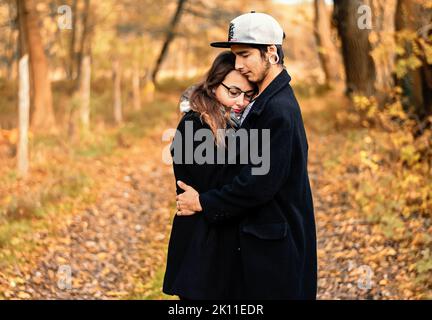 Paar verbringen während der Herbstsaison gemeinsam eine gute Zeit im Freien Stockfoto