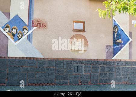 Bardejov, Slowakei 9.15.2022. Wand des Beatles-Museumsgebäudes mit den Bildern der Band, insbesondere mit John Lennon und seiner Unterschrift. Stockfoto